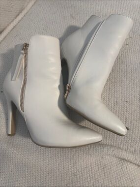 Women’s White Zip-Accent Pointed-Toe Ankle Boot